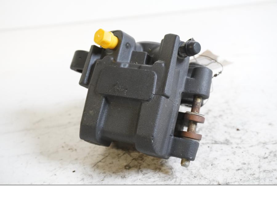 Baksidan på <p>Bromsok bak Yamaha YZF 1000 R1 2005.</p>

<p>Ett kolvs ok. Nissin.</p> motorcykel.