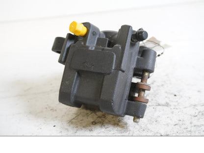 Baksidan på <p>Bromsok bak Yamaha YZF 1000 R1 2005.</p>

<p>Ett kolvs ok. Nissin.</p> motorcykel.