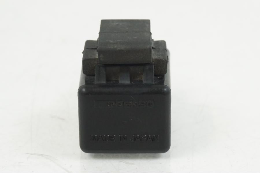 Snett uppifrån på Blinkersrelä från en Yamaha XT 660 X -2005 motorcykel.