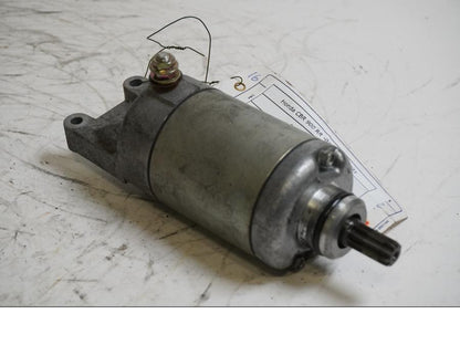 Framsidan på Startmotor från en Honda CBR 900 RR -2002 motorcykel.