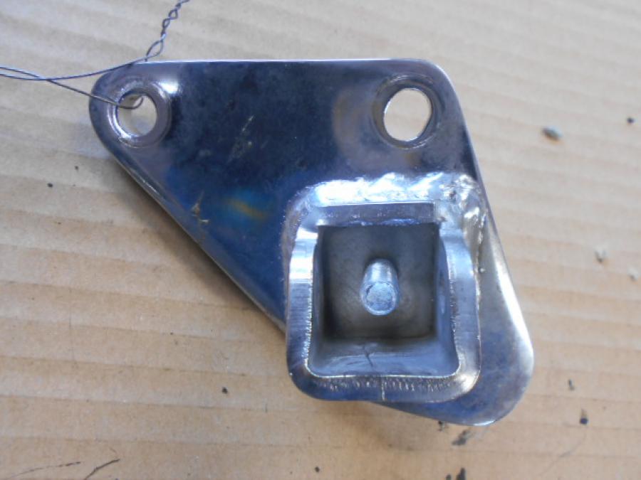 Framsidan på Fotpinnefäste från en Honda VT 1100 C -1995 motorcykel.