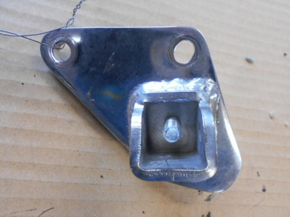 Framsidan på Fotpinnefäste från en Honda VT 1100 C -1995 motorcykel.