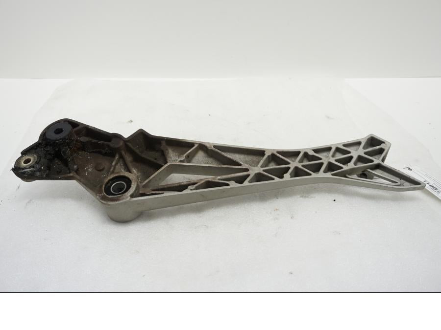 Baksidan på Fotpinnefäste från en Ducati Monster 696 -2010 motorcykel.