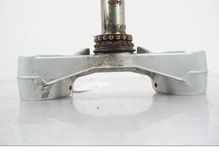 Snett nerifrån på Gaffelkrona från en MV Agusta Dragster -2014 motorcykel.