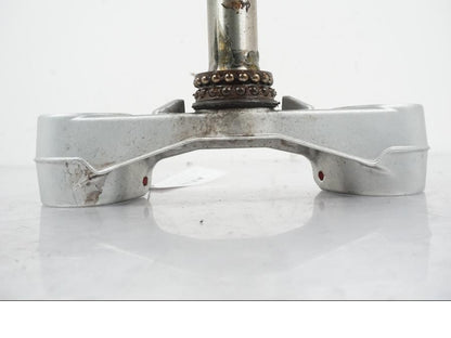 Snett nerifrån på Gaffelkrona från en MV Agusta Dragster -2014 motorcykel.