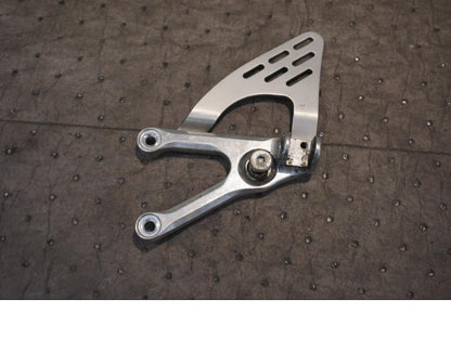 Framsidan på Fotpinnefäste från en Yamaha YZF R6 -2003 motorcykel.