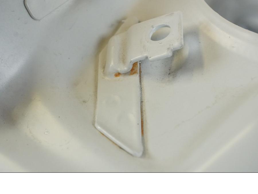 Höger sida på Bensintank från en Ducati Desert X -2023 motorcykel.