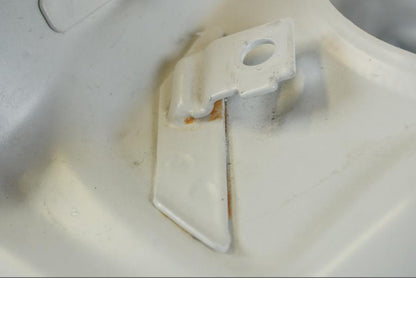 Höger sida på Bensintank från en Ducati Desert X -2023 motorcykel.