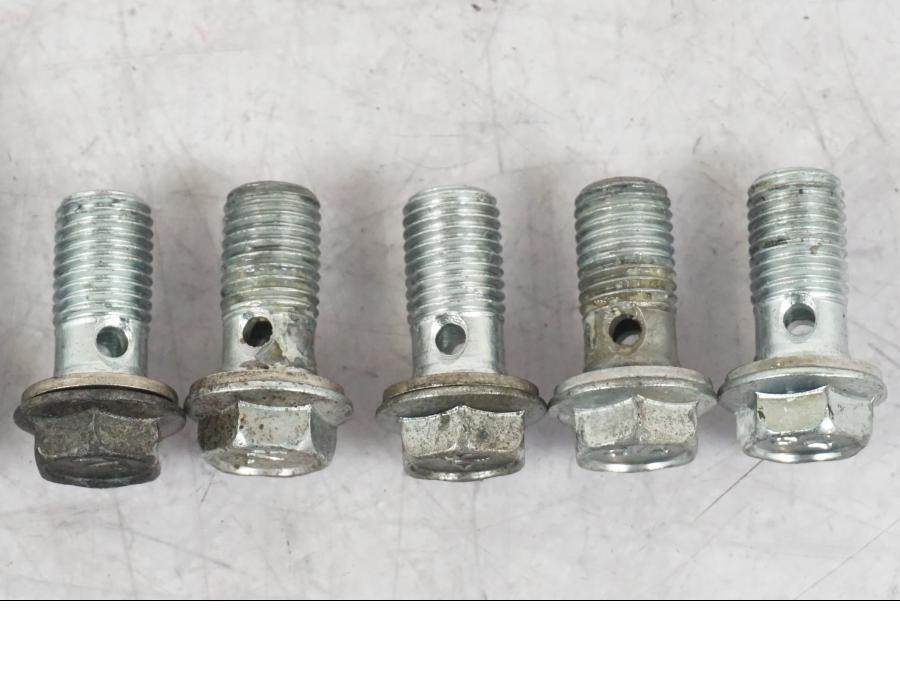 Höger sida på Skruv / Mutter etc från en Suzuki GSF 1250 -2010 motorcykel.