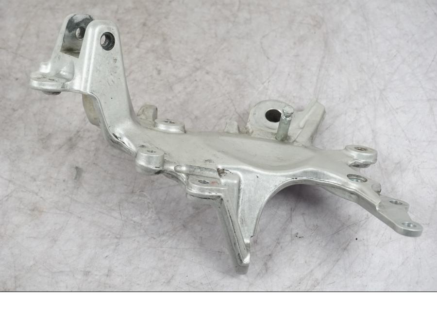 Vänster sida på Fotpinnefäste från en Ducati Multistrada V4 -2024 motorcykel.