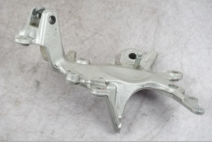 Vänster sida på Fotpinnefäste från en Ducati Multistrada V4 -2024 motorcykel.