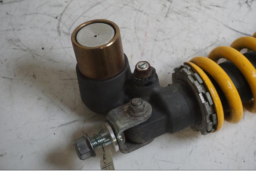 Baksidan på Stötdämpare från en Triumph Daytona 675 -2010 motorcykel.