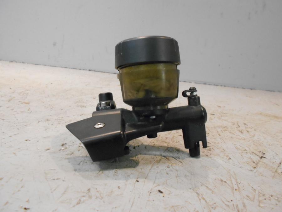 Framsidan på Bromshuvudcylinder från en BMW K 1300 R -2009 motorcykel.