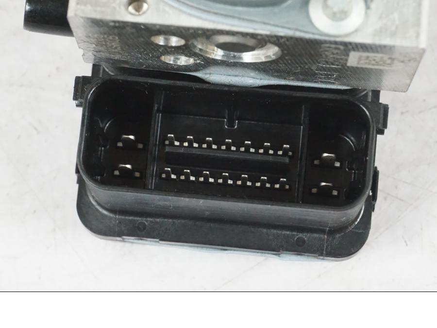 Höger sida på ABS Modulator från en KTM 690 Duke -2015 motorcykel.