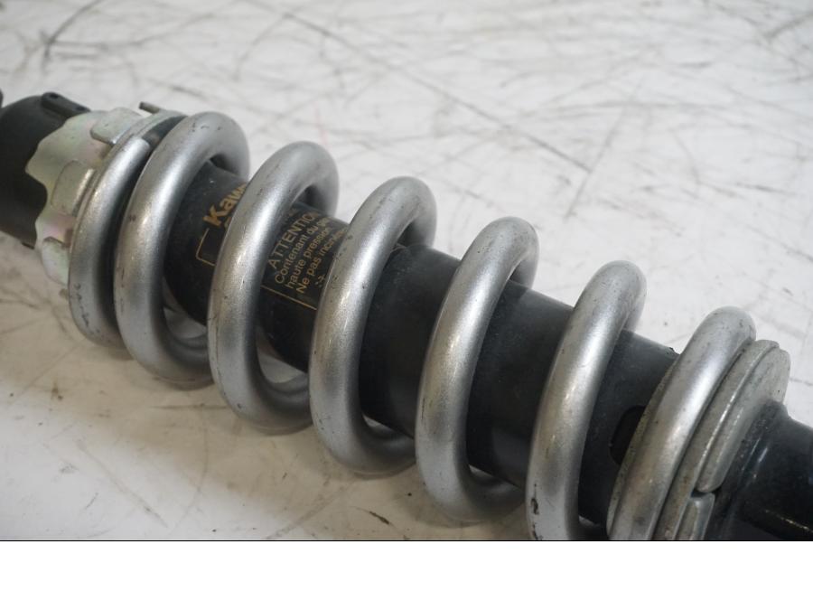 Höger sida på Stötdämpare från en Kawasaki Versys 650 -2007 motorcykel.