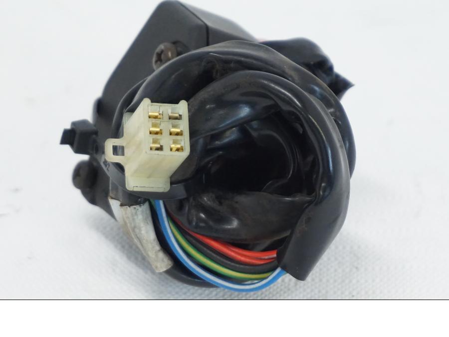 Vänster sida på Styrelreglage från en Yamaha TDM 850 -1998 motorcykel.