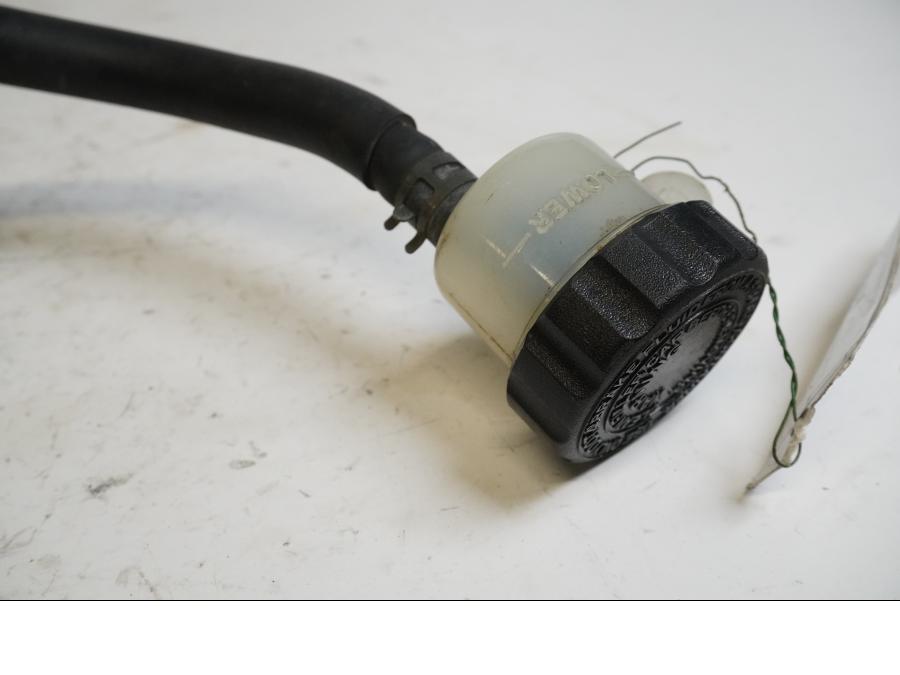 Höger sida på Bromshuvudcylinder från en Yamaha XVS 1100 -2001 motorcykel.