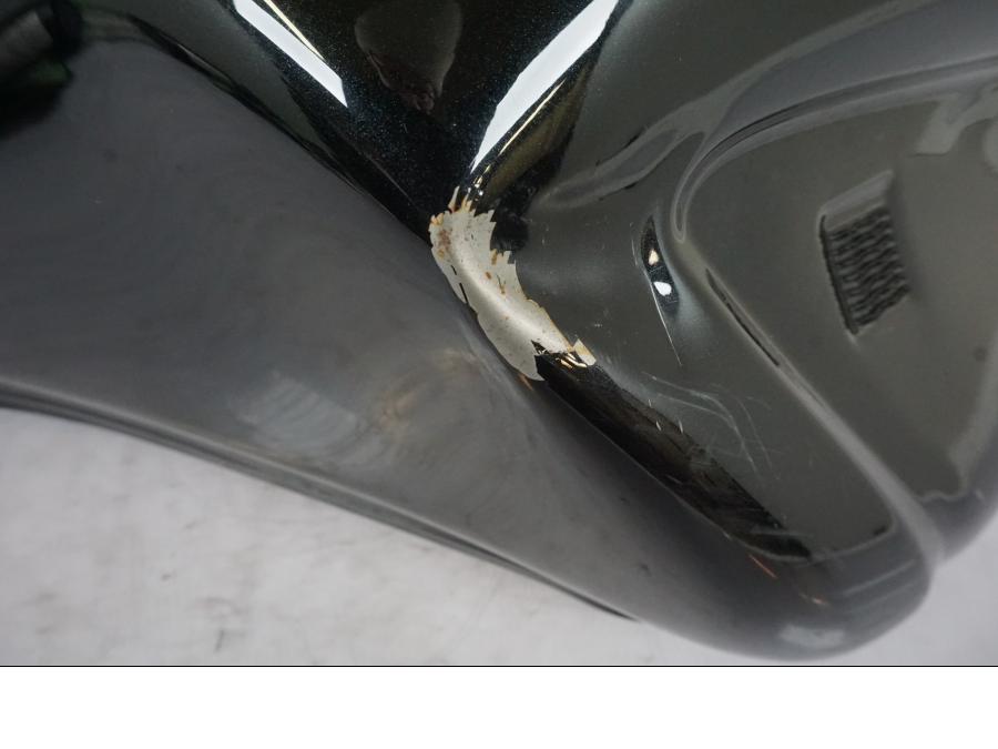 Snett uppifrån på Bensintank från en Kawasaki ER-6N -2012 motorcykel.