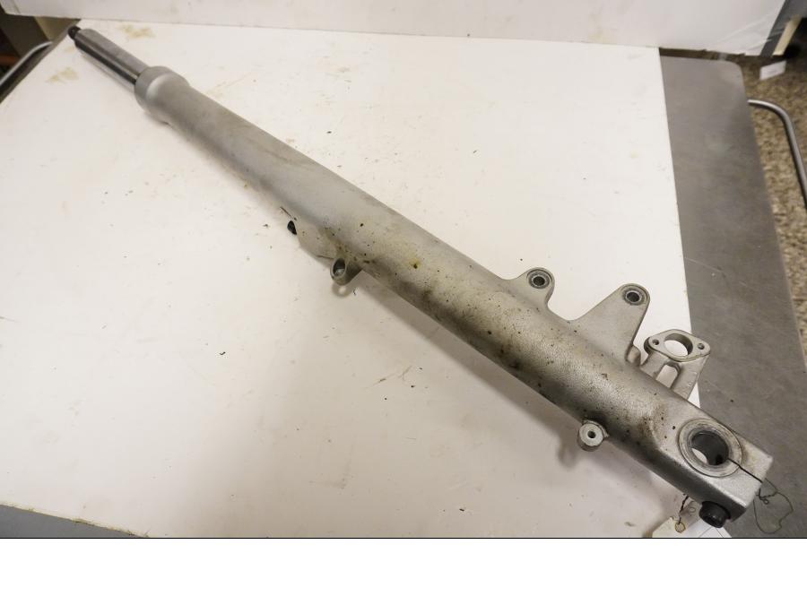 Framsidan på Gaffelben från en BMW K 1200 LT -2004 motorcykel.