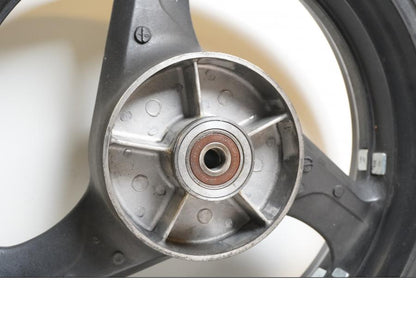 Baksidan på Fälg från en Honda CB 600 Hornet -2001 motorcykel.