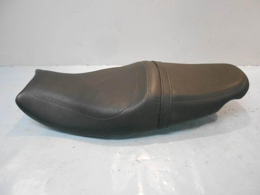 Baksidan på Sadel från en Triumph Sprint RS -2004 motorcykel.