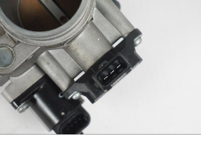 Höger sida på Spjällhus från en BMW F 650 CS -2002 motorcykel.