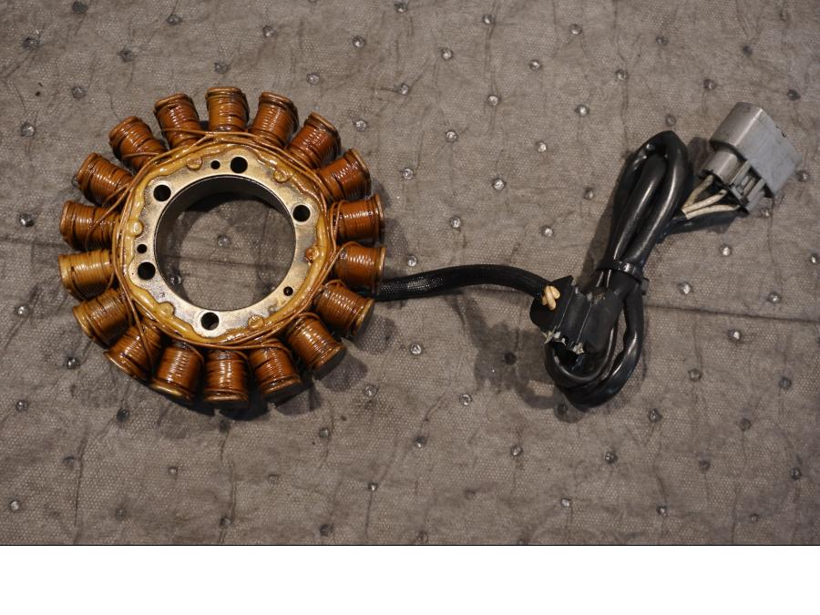 Framsidan på Generator från en Yamaha FJR 1300 -2004 motorcykel.