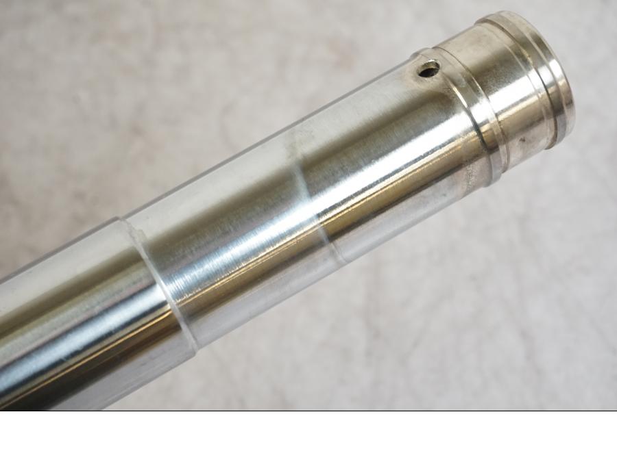 Snett nerifrån på Gaffelben från en Yamaha RD 350 LC YPVS -1983 motorcykel.