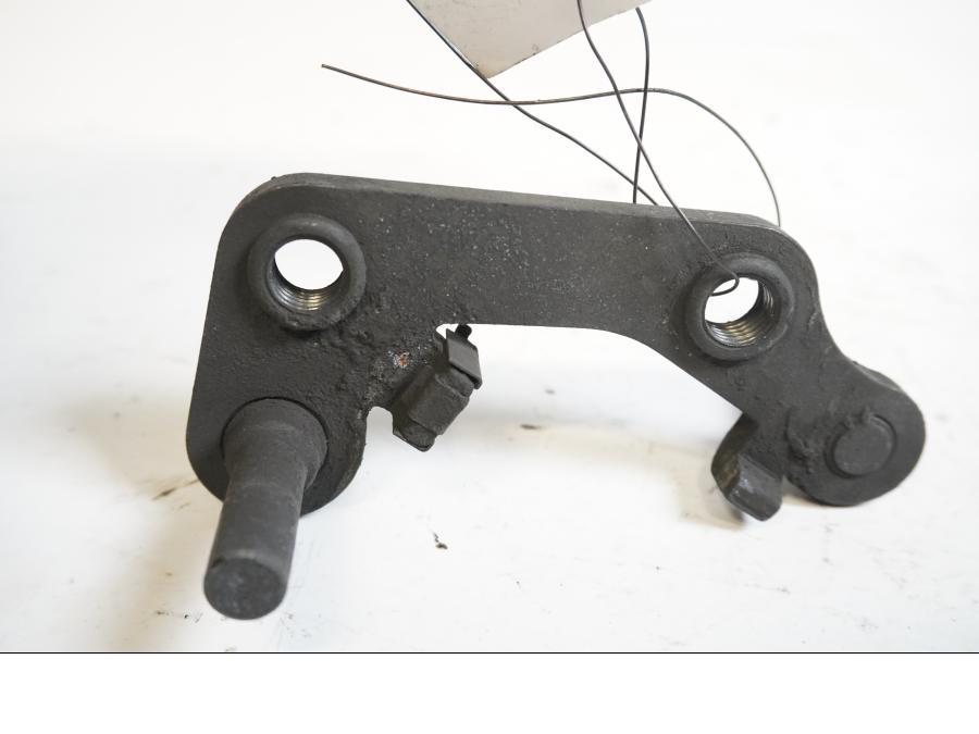 Baksidan på Bromsoksfäste från en Kawasaki ER-6N -2010 motorcykel.