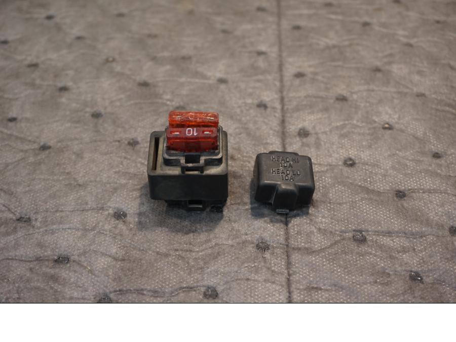 Framsidan på Säkringsbox från en Suzuki DR 650 -1997 motorcykel.