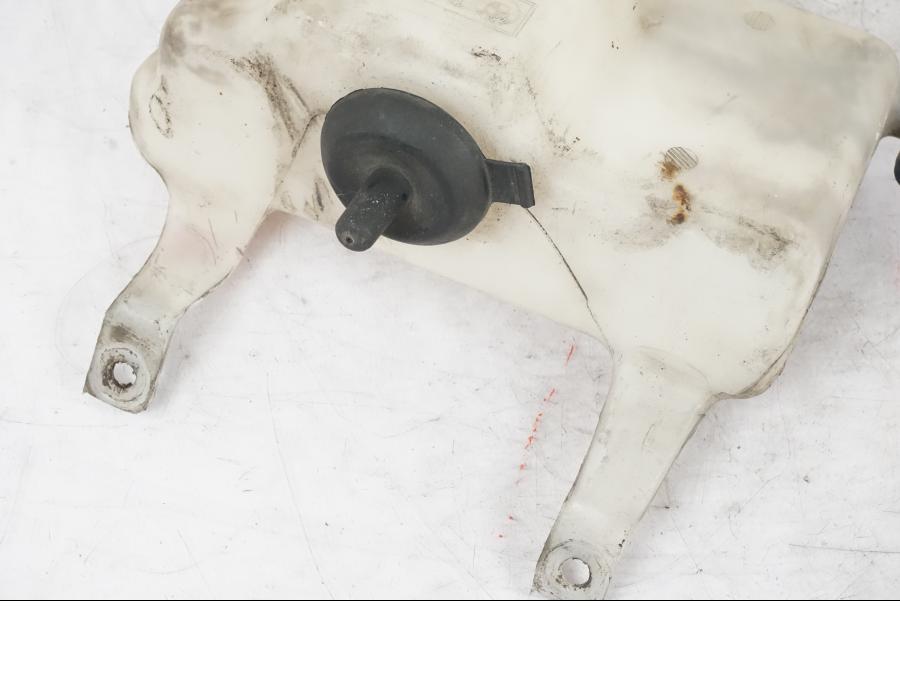 Höger sida på Vattenexpansionskärl från en BMW K 1100 LT -1999 motorcykel.