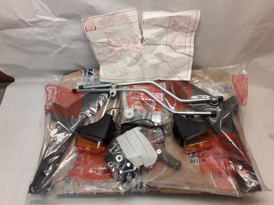 Framsidan på Väskhållare från en Yamaha Alla -2005 motorcykel.