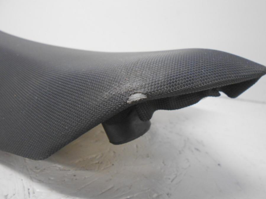 Snett nerifrån på <p>Sadel fram från Kawasaki Z 800 2013.</p>

<p>Seat-assy, Fr, Black (13-16).</p>

<p>Litet hål i klädseln bak på vänster sida se bild.</p> motorcykel.