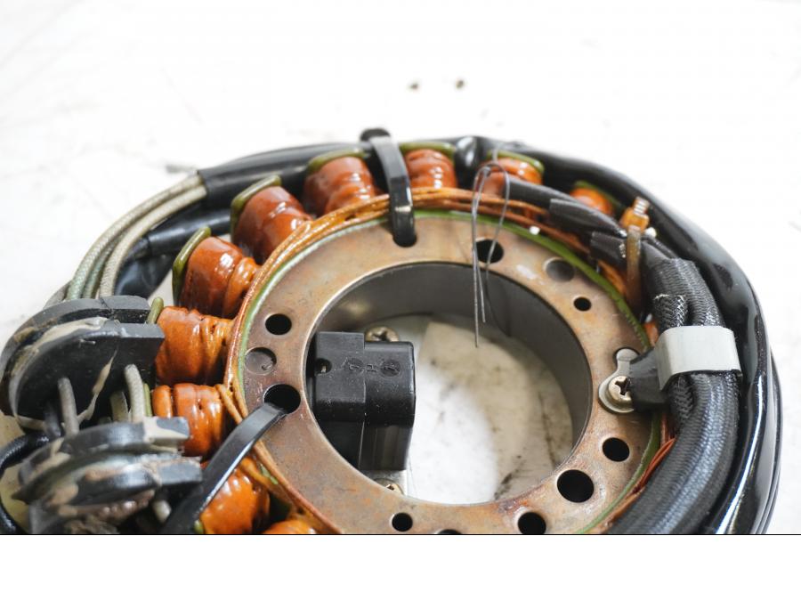 Baksidan på Generator från en Yamaha XVS 650 -1997 motorcykel.