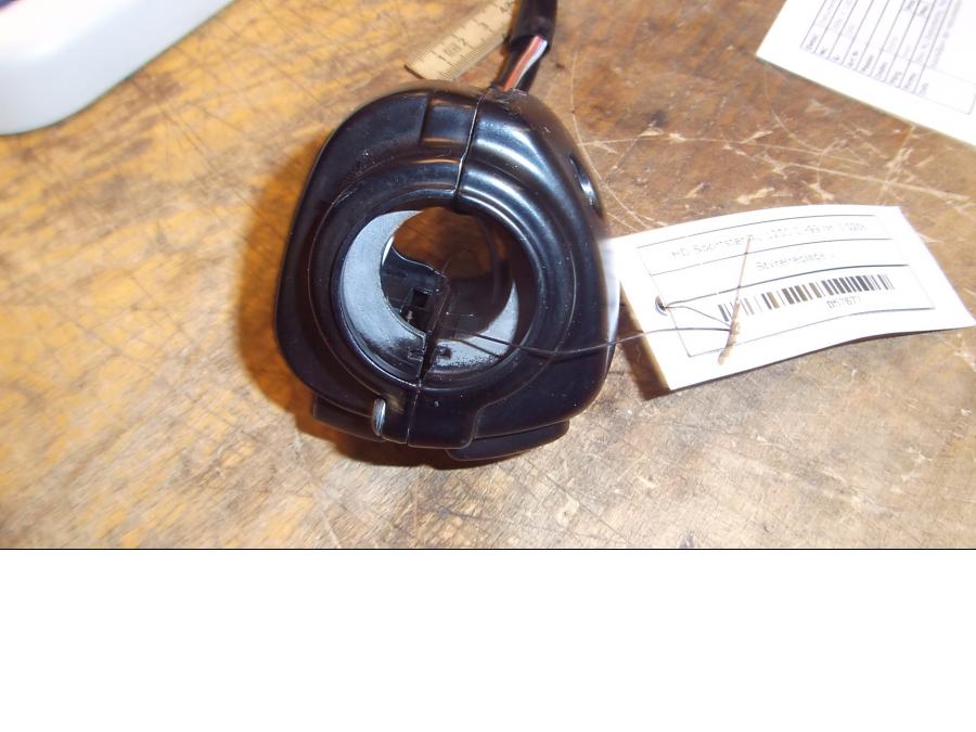 Framsidan på Styrelreglage från en H-D Sportster 1200 XL1200C -1999 motorcykel.