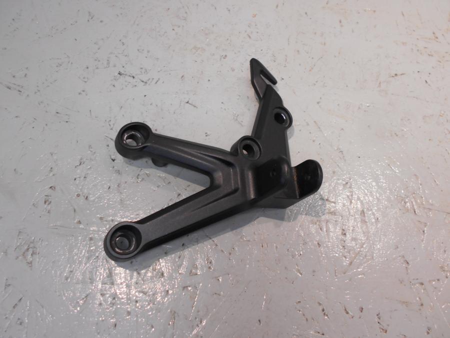 Framsidan på Fotpinnefäste från en Kawasaki Ninja H2 -2018 motorcykel.