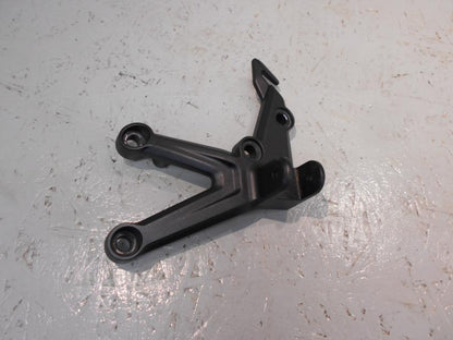 Framsidan på Fotpinnefäste från en Kawasaki Ninja H2 -2018 motorcykel.