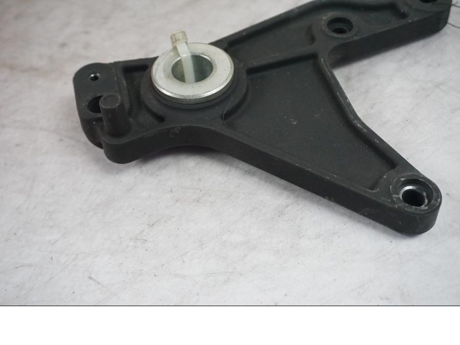 Baksidan på Bromsoksfäste från en Kawasaki Z 1000 -2011 motorcykel.