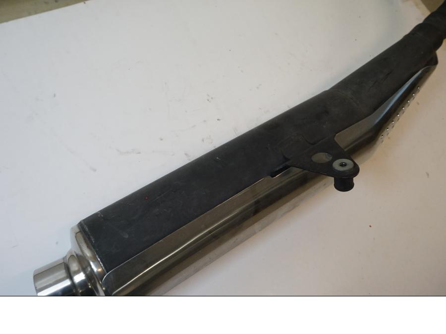 Snett nerifrån på Ljuddämpare från en Honda CB 600 Hornet -2007 motorcykel.