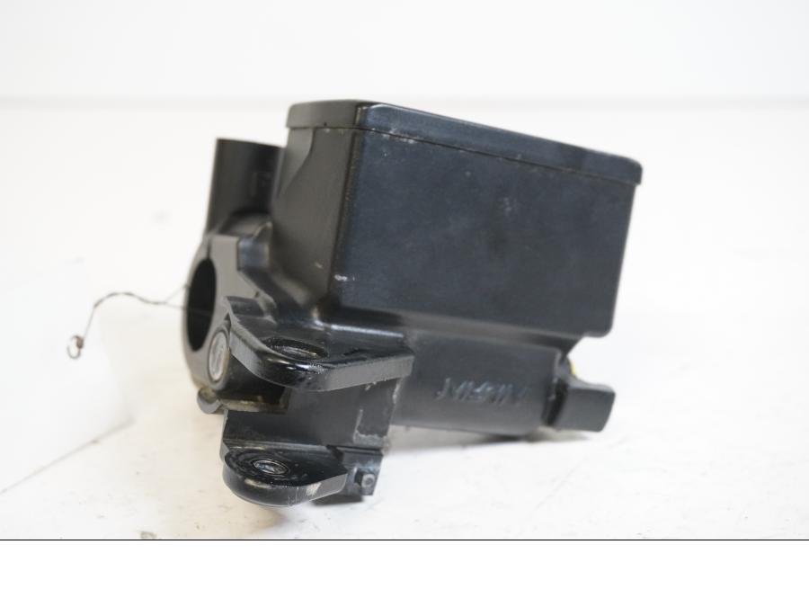 Baksidan på Bromshuvudcylinder från en Suzuki DL 1000 -2003 motorcykel.