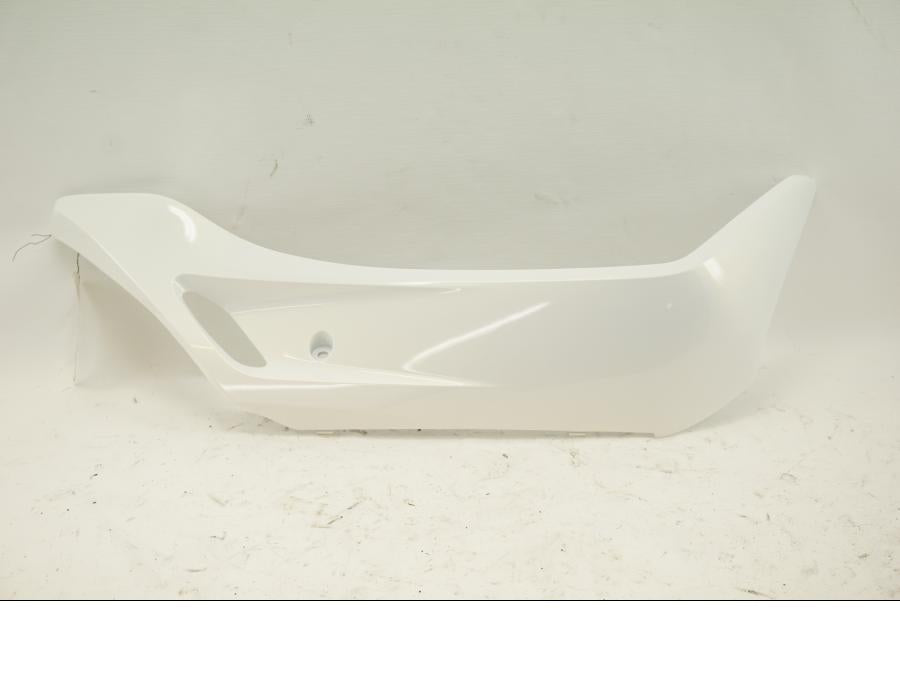 Framsidan på Sidkåpa från en Honda PCX 125 -2011 motorcykel.