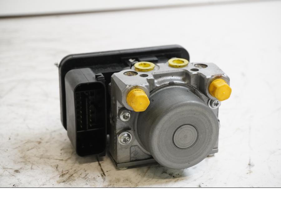 Framsidan på ABS Modulator från en Honda CRF 1000 Africa Twin -2016 motorcykel.