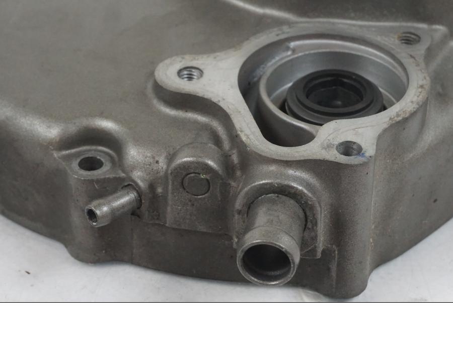 Snett nerifrån på Kopplingskåpa från en Honda CBR 125 R -2006 motorcykel.