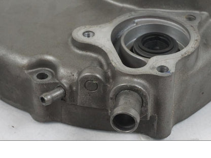 Snett nerifrån på Kopplingskåpa från en Honda CBR 125 R -2006 motorcykel.