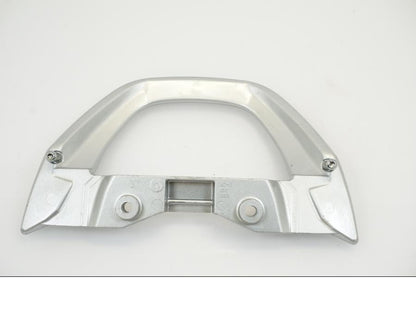 Snett uppifrån på Passagerarhandtag från en Suzuki SV 650 -2004 motorcykel.