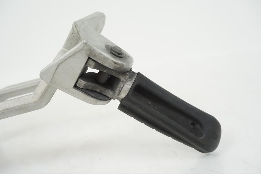 Vänster sida på Fotpinnefäste från en KTM 990 SM -2009 motorcykel.