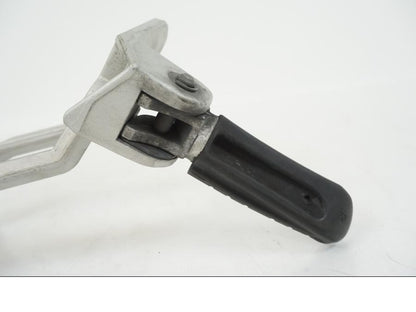 Vänster sida på Fotpinnefäste från en KTM 990 SM -2009 motorcykel.