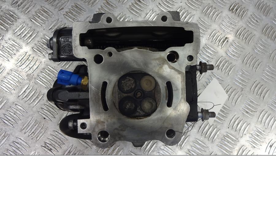 Snett nerifrån på Topplock från en KTM 125 Duke -2013 motorcykel.