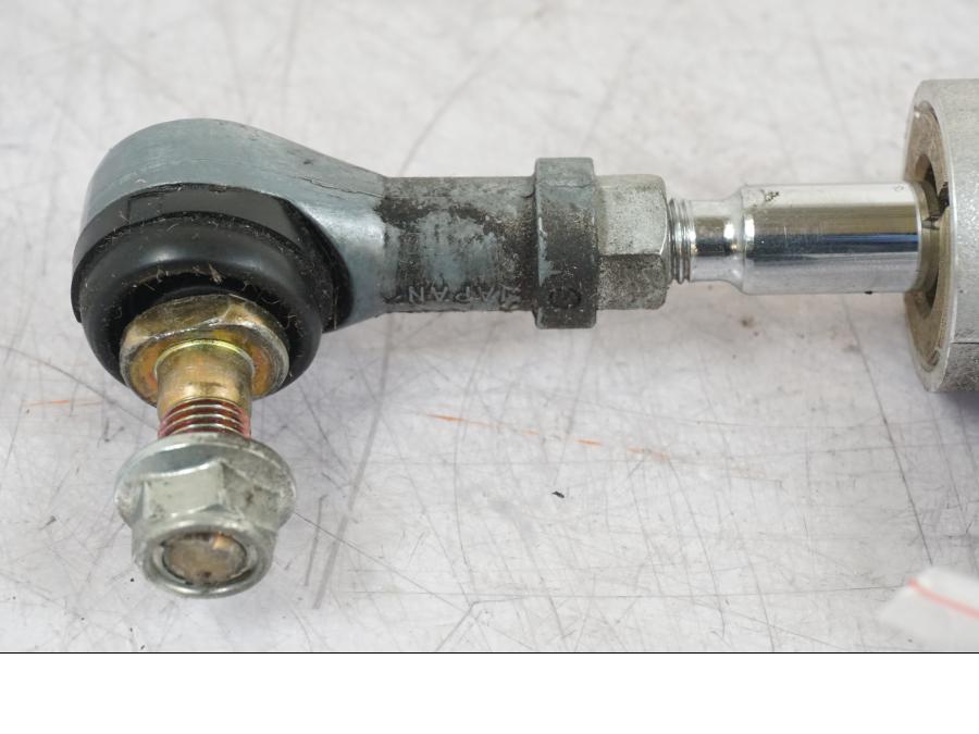 Baksidan på Styrdämpare från en Suzuki GSX 1300 RX -1999 motorcykel.