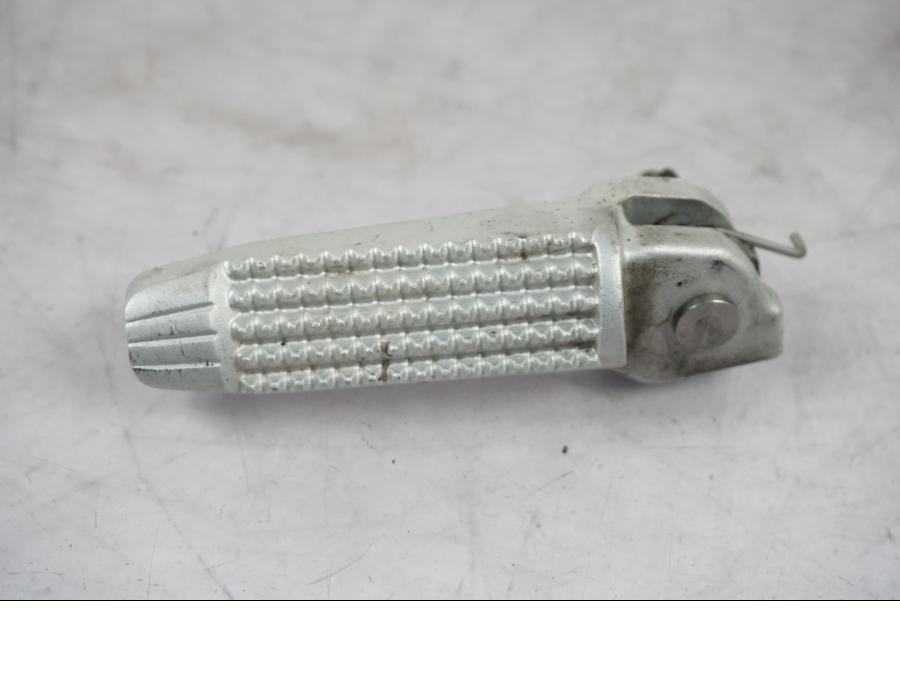 Framsidan på Fotpinne från en BMW F 800 R -2018 motorcykel.